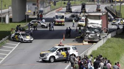 El helicóptero en el que viajaba el periodista brasileño se estrelló contra un camión en Sao Paulo./EFE.