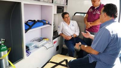 El presidente Juan Orlando Hernández y el alcalde Armando Calidonio dentro de la nueva ambulancia.