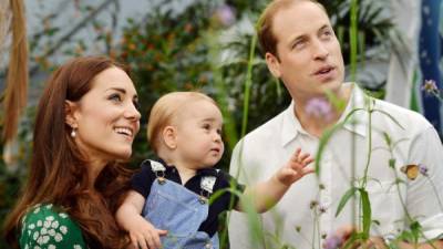 Catalina junto a su primogénito el príncipe George y el príncipe William.