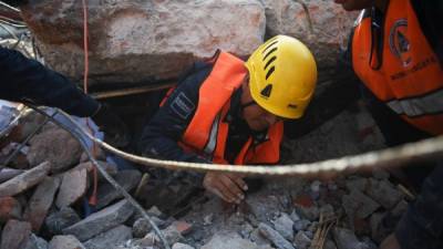 Un rescatista sale de entre los escombros de un edificio en Juchitán de Zaragoza, Oaxaca