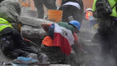 Los mexicanos intentan ponerse de pie tras el terremoto de 7,1 que golpeó la capital de ese país matando a 240 personas, en una de las peores tragedias que han ocurrido en América Latina en los últimos años.