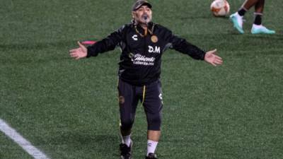 Diego Maradona asegura que nunca ha cuestionado a su compatriota Lionel Messi. FOTO AFP.