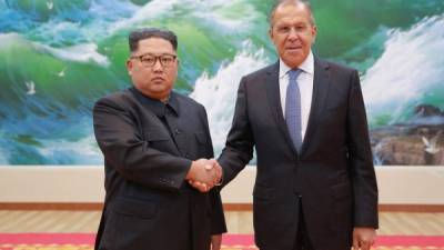 El líder norcoreano, Kim Jong-un, dando la mano al ministro ruso de Relaciones Exteriores, Sergey Lavrov. EFE/KCNA