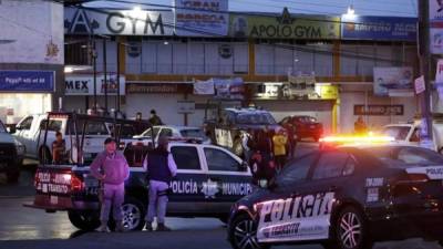 Grupos de Protección Civil y bomberos trabajan para sofocar las densas nubes de gas que se esparcen entre las zonas habitadas, en el central estado de Puebla (México), el miércoles 12 de septiembre de 2018. EFE/Hilda Rios/Archivo