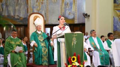 El padre José Antonio Canales nuevo párroco de la San Pedro Apóstol junto a Monseñor Garachana.