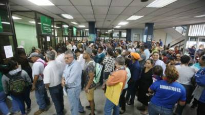 Miles de pacientes en espera de atención en el Hospital de Especialidades del barrio La Granja de la capital.