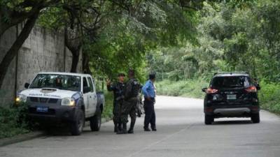 Policías y militares se trasladaron a la escena del crimen.