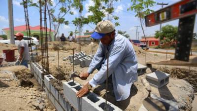 Obreros trabajan en la construcción de una residencia en una colonia de San Pedro Sula. Foto: Yoseph Amaya