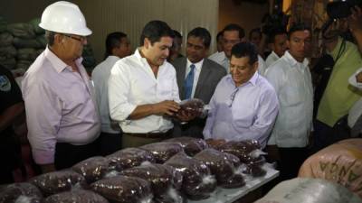 El presidente Juan Orlando Hernández inspeccionó las reservas en el Ihma en Tegucigalpa y aseguró que hay suficiente grano.