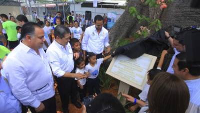 El presidente Juan Orlando Hernández y el alcalde Armando Calidonio en la inauguración del parque comunitario.