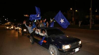 Nacionalistas en caravana en Tegucigalpa celebrando lo que ellos consideran el triunfo de Juan Orlando Hernández, sin que el TSE dé los resultados oficiales.