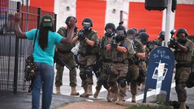 Manifestantes se acercaron a los policías gritando “No me dispares”.