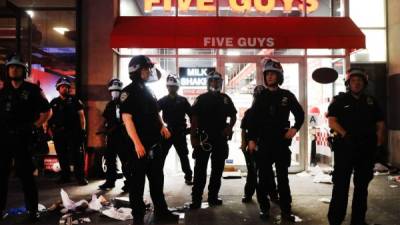 La policía de Nueva York vigilará que se cumpla el toque de queda tras las violentas manifestaciones de la noche del lunes./AFP.