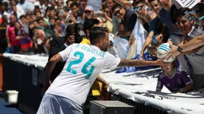 El centrocampista sevillano Dani Ceballos durante su presentación como nuevo jugador del Real Madrid en un acto que ha tenido lugar hoy en el estadio Santiago Bernabéu. EFE