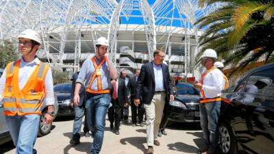 El secretario general de la Fifa, Jerome Valcke, supervisa de cerca el avance de las mejoras en los 12 estadios sede.