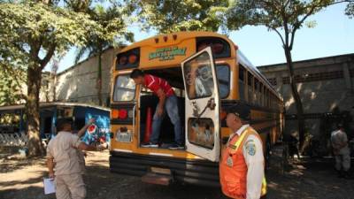 Elementos de Bomberos, Transporte y del Infop hacen las revisiones de las unidades. Foto: Melvin Cubas.