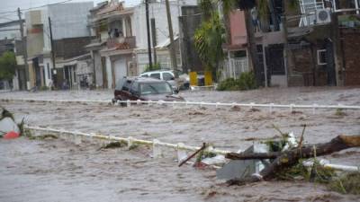 Decenas de automóviles han sido arrastrados por los fuertes afluentes de agua. EFE