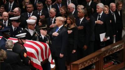 Trump, Obama, los Clinton y el expresidente Jimmy Carter presentan sus respetos al féretro de George H.W. Bush en el funeral de Estado./AFP.
