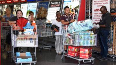 Los residentes del sur de la Florida comenzaron a hacer los preparativos para hacer frente al huracán Dorian, que se prevé toque tierra como un peligroso ciclón de categoría 4 este domingo por la noche.