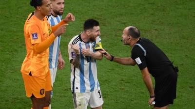 Lionel Messi discutiendo con Mateu Lahoz en el encuentro de cuartos de final ante Países Bajos.