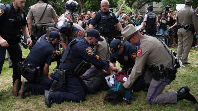 La policía arrestó a decenas de estudiantes que se manifestaron a favor de Palestina en la Universidad de Texas.
