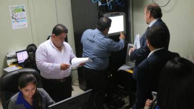 Javier Barbero, Fernando García y acompañantes durante la inspección. Foto: Melvin Cubas.