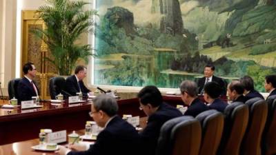 El representante de Comercio Exterior estadounidense, Robert Lighthizer, y el secretario estadounidense del Tesoro, Steven Mnuchin, se reúnen con el presidente chino, Xi Jinping, este viernes, en Pekín (China). EFE.