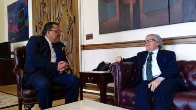 El canciller Arturo Corrales junto al secretario general de la OEA, Luis Almagro se reunieron hoy en Washington.