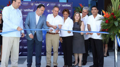 Las autoridades de la Unitec junto al alcalde de San Pedro Sula, Armando Calidonio y los designados presidenciales, Ricardo Álvarez y Lorena Herrera.