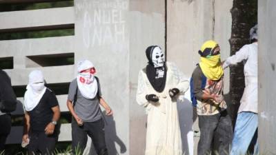 Los encapuchados volvieron a protagonizar actos violentos frente a la Unah, esta vez sin motivo alguno.