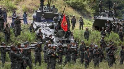 Soldados escuchan al jefe del Comando Estratégico Operacional, Remigio Ceballos.