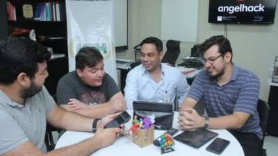 Óscar Soriano, Leonel Sánchez Duarte, Eduardo Posadas y Joshua Welchez conversan en la oficina de UTH Avanza sobre los preparativos del AngelHack. Foto: Cristina Santos