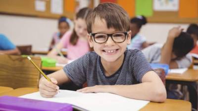 Algunos niños tienen problemas visuales y necesitan usar gafas para poder aprender en la escuela.