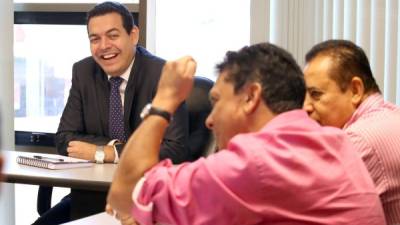 Carlos Madero, titular de la Secretaría de Trabajo, durante una reunión con el dirigente sindical Daniel Durón para alcanzar un acuerdo de ajuste salarial.