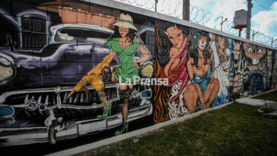 Figuras alusivas a la vida loca de los mareros pintadas en uno de los muros de la Penitenciaría Nacional de Támara.