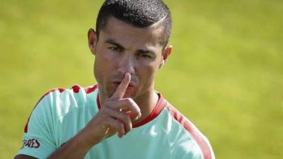 El delantero de la selección portuguesa de fútbol Cristiano Ronaldo durante un entrenamiento del equipo en Oeiras, Portugal, antes de ayer. EFE