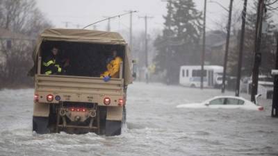 La bomba ciclónica que azotó el fin de semana la costa este de EEUU dejó al menos seis muertos.