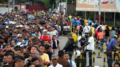 Según el gobierno colombiano de un millón de venezolanos que cruzan la frontera más de la mitad se quedan.