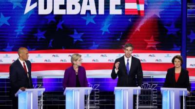 Los aspirantes demócratas Cory Booker, Elizabeth Warren, Beto O'Rourke y Amy Klobuchar durante el debate en Florida./AFP.