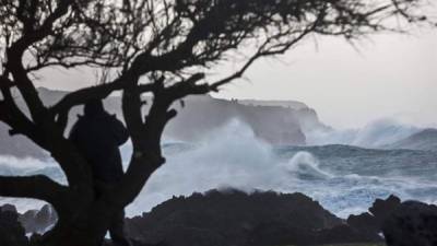 Vista de las grandes olas que llegan a la costa en Biscoitos, norte de la costa de la isla Terceira, en Azores, Portugal. EFE/Archivo