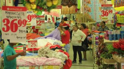 Miles de sampedranos todavía están realizando las compras de Navidad y fin de año en el centro de la ciudad y en los principales centros comerciales.