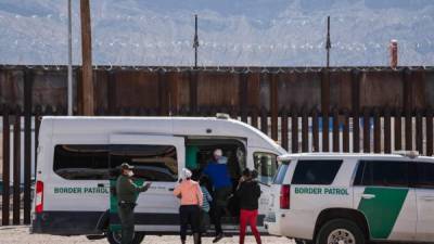 Border Patrol agents apprehend a group of migrants near downtown El Paso, Texas following the congressional border delegation visit on March 15, 2021. - President Joe Biden faced mounting pressure Monday from Republicans over his handling of a surge in migrants -- including thousands of unaccompanied children -- arriving at the US-Mexican border. Republican Congressman Kevin McCarthy of California, who leads his party in the House of Representatives, told reporters last week the 'crisis at the border is spiraling out of control.''It's entirely caused by the actions of this administration,' said McCarthy. (Photo by Justin Hamel / AFP)