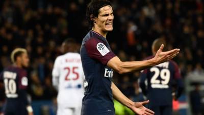 Paris Saint-Germain's Uruguayan forward Edinson Cavani reacts during the French L1 football match between Paris Saint-Germain and Olympique Lyonnais at the Parc des Princes Stadium in Paris on September 17, 2017. / AFP PHOTO / CHRISTOPHE SIMON