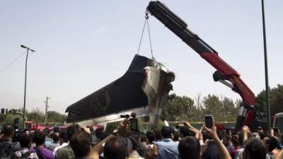 Autoridades remueven los restos del avión ante cientos de iraníes.