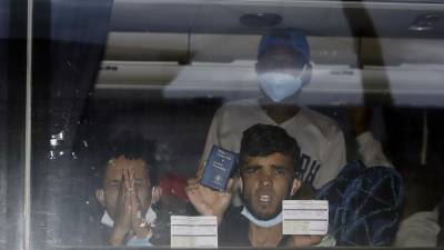 Decenas de migrantes permanecen dentro de un autobús de pasajeros hoy, tras ser detenidos por personal del Instituto Nacional de Migración (INM) sobre la autopista en el estado de Puebla (México).