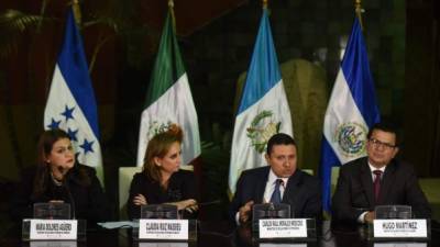Los cancilleres de Honduras, María Aguero; México Claudia Ruiz Massieu; Guatemala Carlos Raúl Morales; y de El Salvador Hugo Martínez ofrecieron una rueda de prensa conjunta en Guatemala. AFP.
