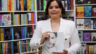 Con orgullo, la hondureña Karen Guzmán presenta su nuevo libro.