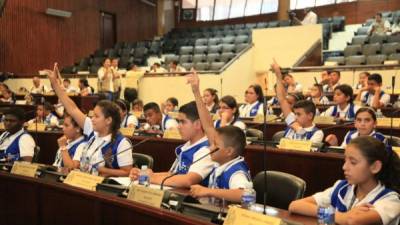 Los 128 diputados infantiles representan a estudiantes de escuelas de los 18 departamentos de Honduras.