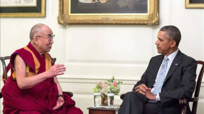 Barack Obama durante el encuentro mantenido con el Dalai Lama en la Casa Blanca en Washington. EFE/EPA/Pete Souza