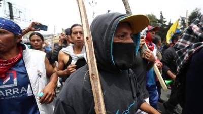 Indígenas llegan este martes al parque Arbolito en el centro-norte de Quito, Ecuador. EFE/José Jácome